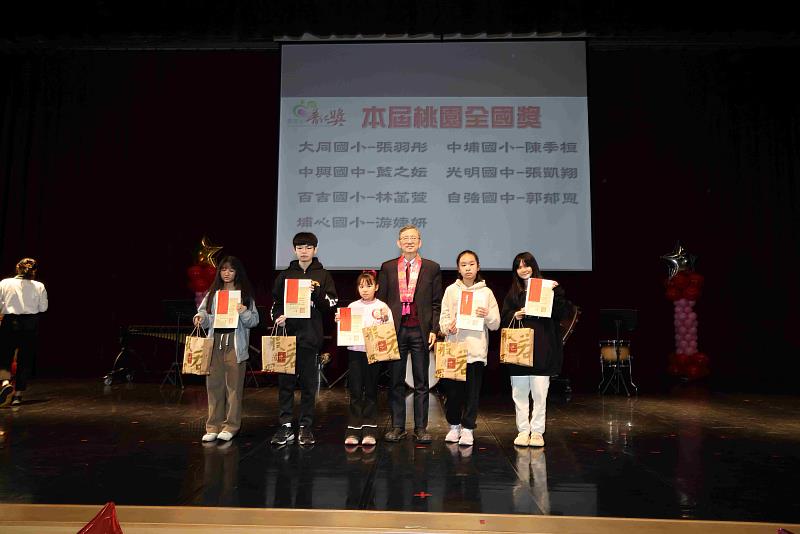 桃園市副市長王明鉅頒獎給入圍全國普仁獎的學生。（圖由靈鷲山佛教教團提供）