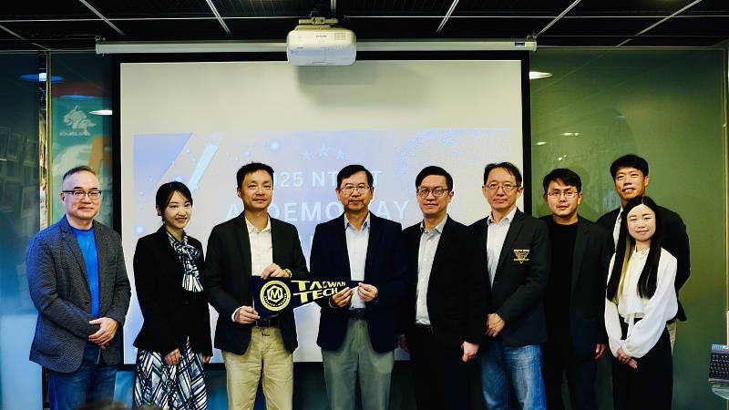 管理學院與AMD攜手推動AI專業應用課程，透過課程實作與設備操作，深化產學合作。圖為AI Demo Day 成果展示活動合影。左起：資管系教授陳正綱、資管系助理教授林筱玫、管理學院院長曹譽鐘、AMD台灣區資深業務副總經理林建誠、AMD台灣區業務經理馬迅予、管理學院副院長林希偉、管理學院副院長呂志豪、工管系主任楊朝龍、AMD軟體工程師楊善雅。