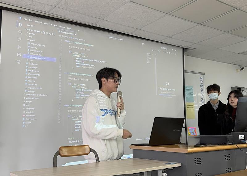 資訊管理系助理教授林筱玫表示，人工智慧應用實作課程採用PBL專案導向的學習模式，希望激發學生共同解題的潛能，並鼓勵他們從AI的使用者成為創作者與貢獻者。