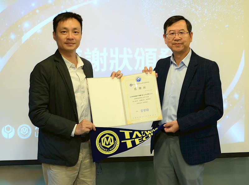 國立臺灣科技大學管理學院與國際半導體大廠超微(AMD)攜手合作,共同建構新世代AI教學與實作場域,培養運用AI解決實際問題的跨域人才。左起:臺科大管理學院院長曹譽鐘、AMD台灣資深業務副總林建誠。