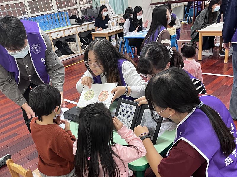 墨爾本大學師生也和中山醫大醫科院師生共同前往文山國小附幼，進行學童的聯合篩檢活動。