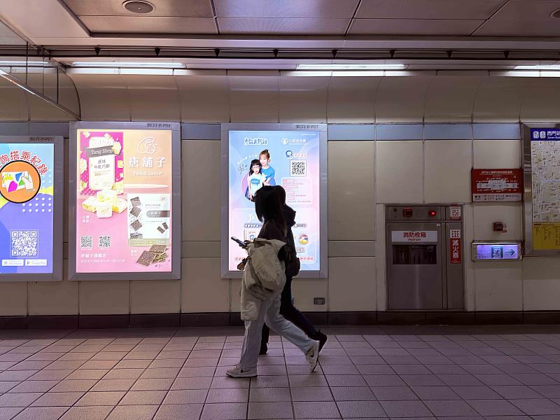台灣摩菲爾創辦人謝卓燁以城市公益燈箱行動，於捷運西門站B1層支持心路基金會的捐款活動。（台灣摩菲爾提供）
