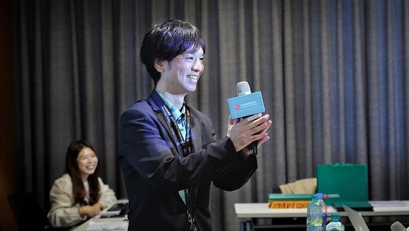沖繩縣產業振興公社台北事務所新任所長安次嶺修先生分享沖繩之核心競爭優勢與產業振興政策，透過實務案例解析臺日產業合作模式與機會。（圖／中金院提供）
