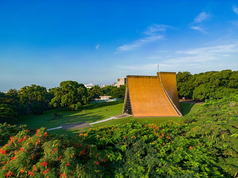 林國平教授長期深耕智慧系統、決策科學與工業工程相關研究，並持續參與國際學術期刊編務工作，同時肩負大學行政治理重任。此次成為年度唯一獲獎的台灣學者，為台灣高等教育與學術社群再添榮耀。