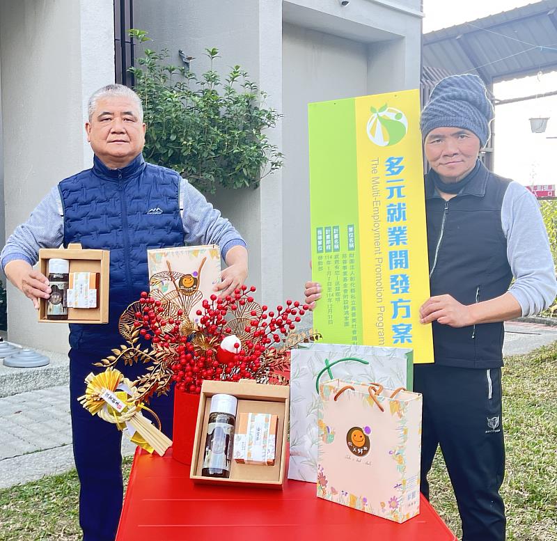 真善美基金會附設靜鴻家園獻上天然茶葉蜂蜜禮盒。