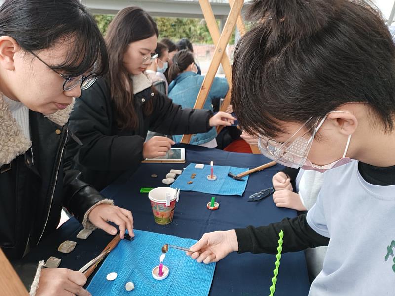 經過加熱破壞貝殼的奈米結構，證明貝殼中包含蛋白質組成。