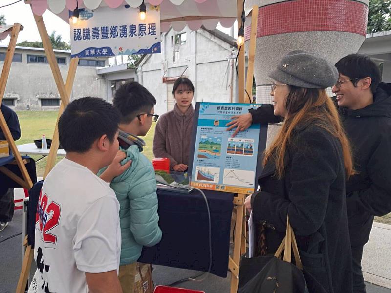 動手操作模型，認識湧泉原理。