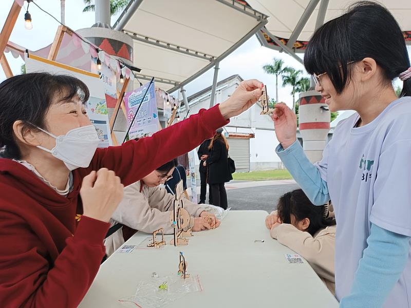 吹動「量子貓」量子位元轉子，以視覺暫留模擬呈現疊加態。