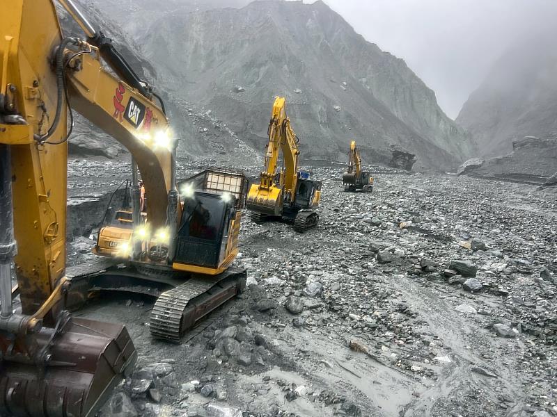 馬太鞍堰塞湖湖水幾已見底,完成壩體降挖階段性任務。