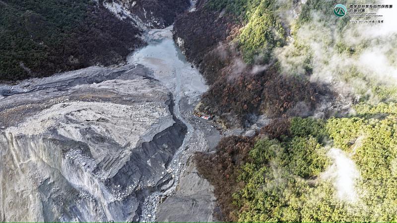 馬太鞍堰塞湖湖水幾已見底，完成壩體降挖階段性任務。