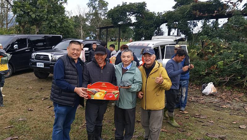 黃群策分署長（右2）致贈蘋果，感謝團隊辛勞、平安歸來。