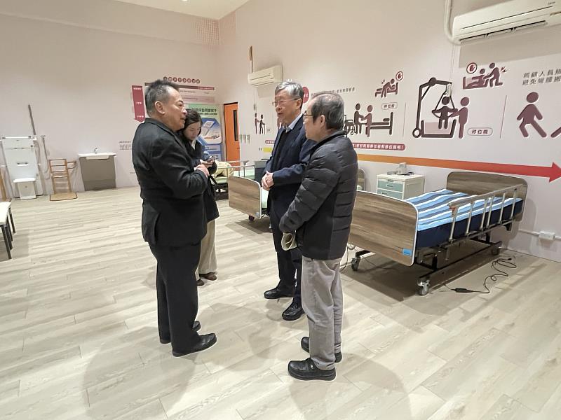 貴賓參觀樂齡系的自然照顧訓練室，這是一個結合自然照護與工學概念的專業訓練空間。