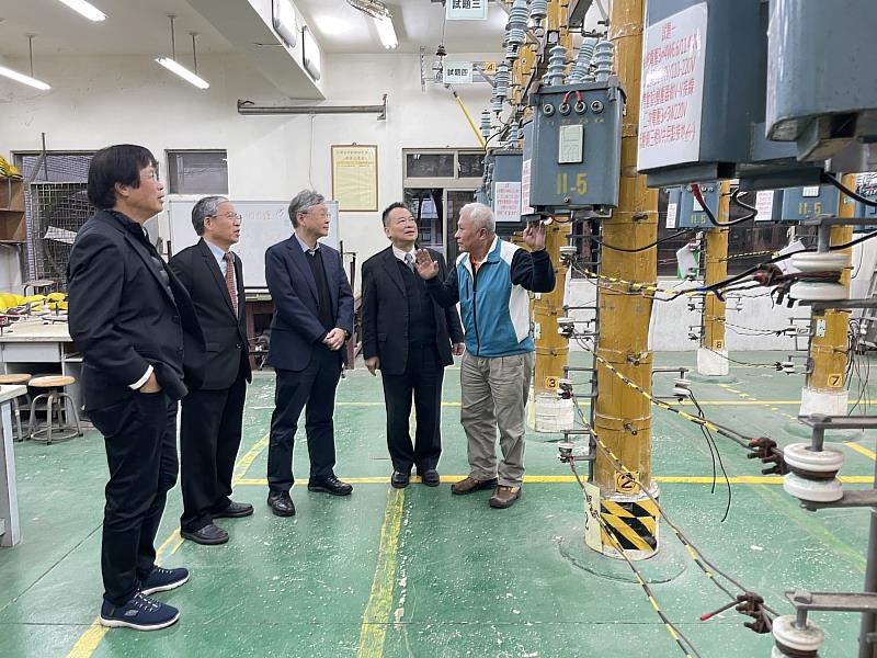 鄭超元副教授（右1）說明電機系乙、丙級室內配線證照檢定場相關設備。