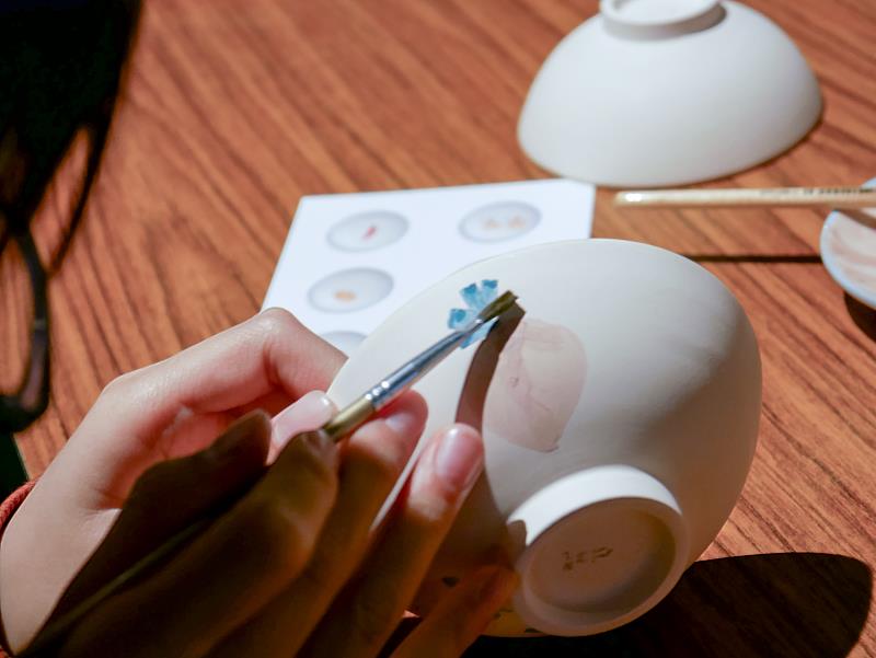 進入實作環節後，大小朋友專心投入彩繪創作，在陶碗上自由揮灑靈感，西瓜、植物與各式圖樣交織，展現每位參與者獨一無二的生活想像。