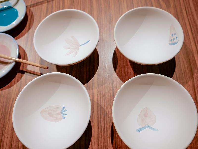 彩繪完成的陶碗整齊排列，每一只都呈現不同的筆觸與想像，也成為此次手作體驗最真實的成果紀錄，等待燒製後走進日常生活，繼續陪伴使用者的每一天。