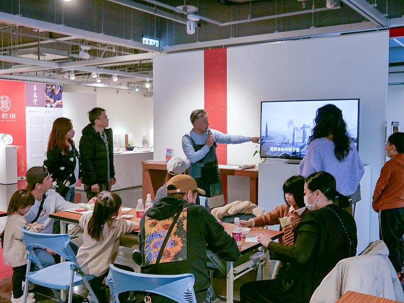 活動尾聲，蘇正立帶領參與者走進《百年窯場的對話》展場，從作品與產地故事出發，分享鶯歌燒的歷史脈絡與當代創作精神，讓體驗從手作延伸至文化理解。