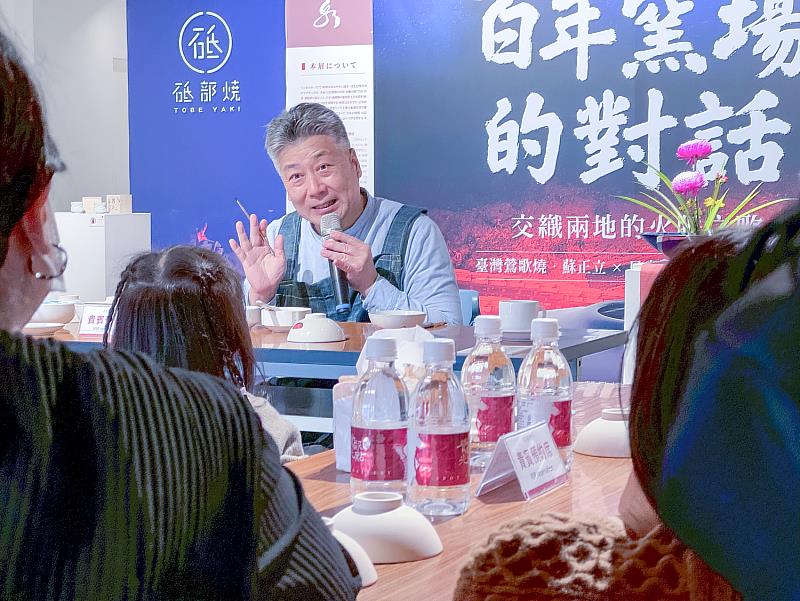 藝術家蘇正立於《台味創作碗：手作體驗》活動現場進行彩繪示範，透過細緻的筆觸與即時講解，向參與者分享立晶窯多年累積的釉下彩運用心得，現場氣氛專注而溫暖。