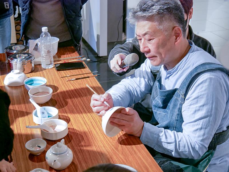 在示範過程中，蘇正立一邊彩繪陶碗，一邊說明顏色濃淡與下筆節奏，讓參與者從實際操作中理解釉下彩的層次與變化。