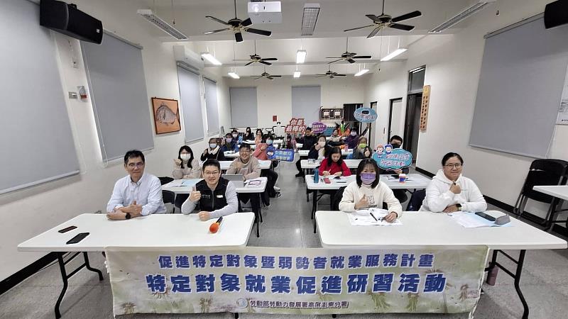 勞動部高屏澎東分署澎湖就業中心今(26)日在朝陽活動中心2樓舉辦「AI助攻好Easy:求職、職涯都升級」就業促進研習。