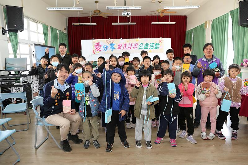 網寮國小學童完成手機袋與現場貴賓大合影。