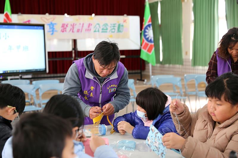 東石鄉團委會張永錚會長率領義工夥伴協助學童完成每一件手機袋作品。