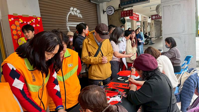 新春揮毫送祝福 臺北市救國團館前中心暖迎馬年
