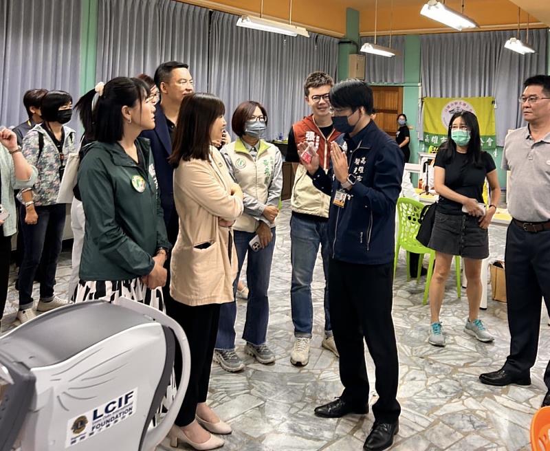 高雄市李雅慧議員督導校園視覺篩檢，由高雄市驗光師公會許智為理事長說明流程。
