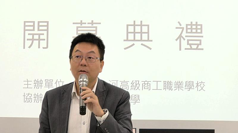 國立白河高級商工職業學校校長林碩彥於開幕式中致詞。林校長特別強調,隨著「智慧機器人產業聚落」即將在柳營落地生根,透過與南臺科大的手攜小手的模式,要為即將成形的智慧產業重鎮,提早預備頂尖師資,將能讓技職教育與未來柳營智慧園區的產業需求無縫接軌。