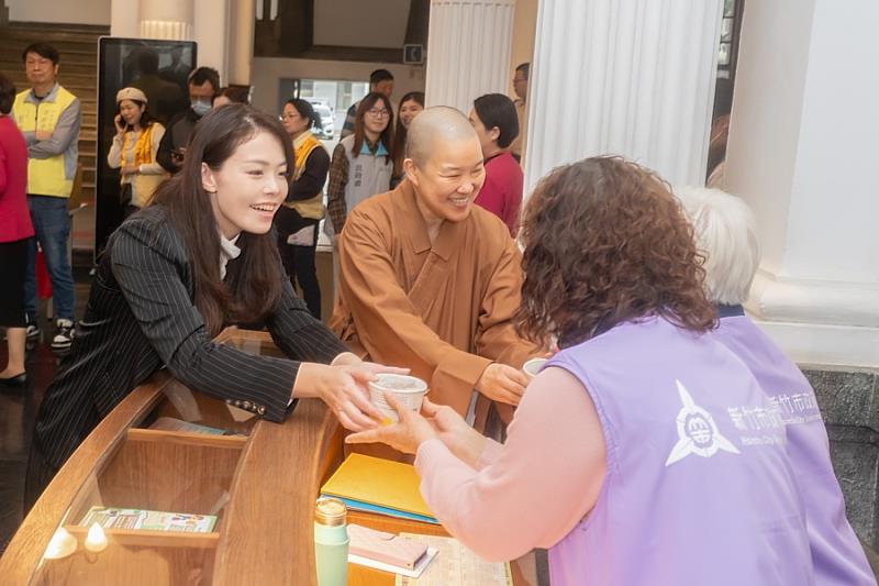 市長高虹安發送臘八粥給市府志工。