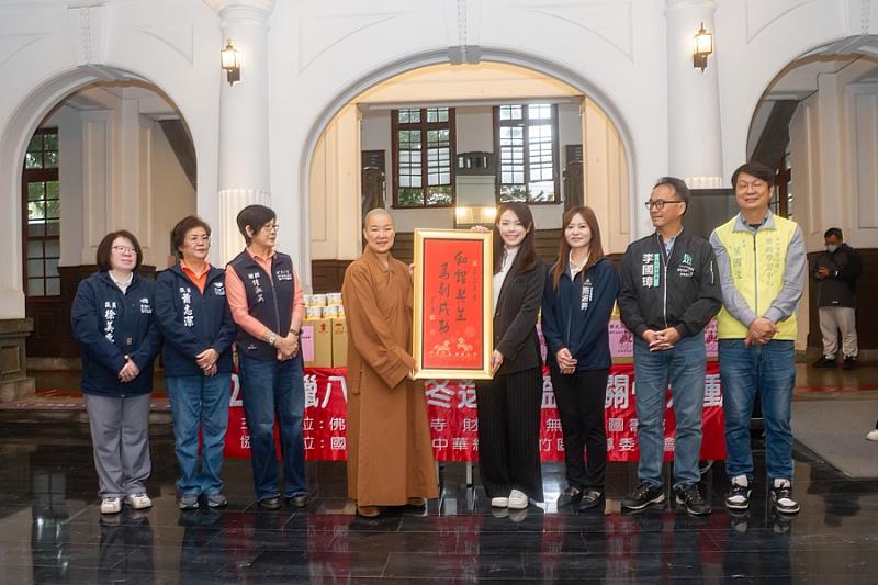 雙方互贈星雲大師墨寶「和諧共生、馬到成功」及感謝狀。