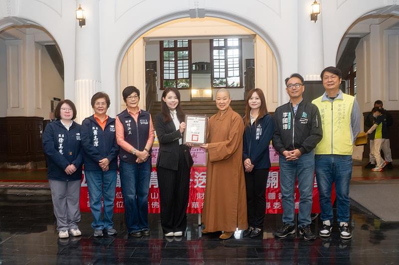 雙方互贈星雲大師墨寶「和諧共生、馬到成功」及感謝狀。