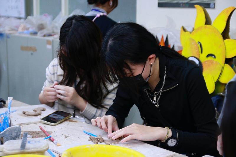高中職生體驗陶藝的身影。