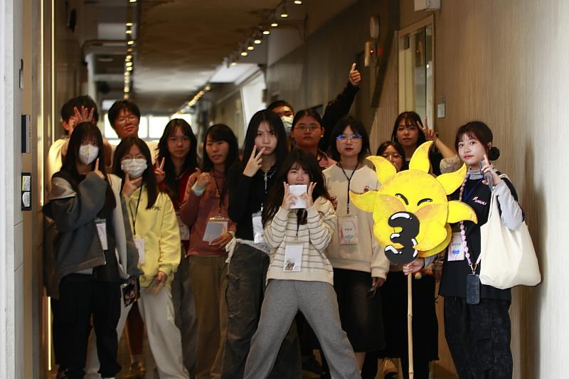 隊輔與小學員們合照。