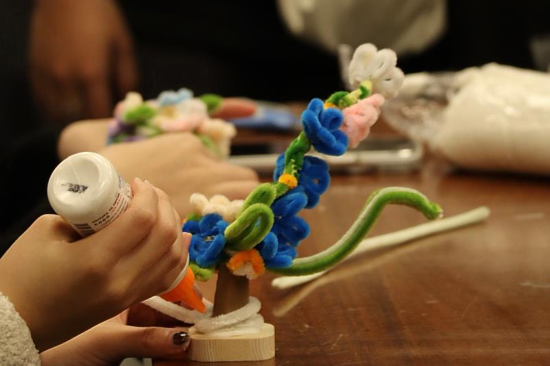 學員們發揮想像力製作屬於自己的小夜燈。