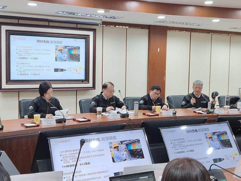 台電今（26）日於經濟部召開「配電系統供電穩定強化作為」記者會，說明配電系統改善成果。（圖中由左至右為台電專業總管理師暨發言人黃美蓮、台電副總經理蔡志孟、台電副總經理陳銘樹、台電配電處處長饒祐禎。）