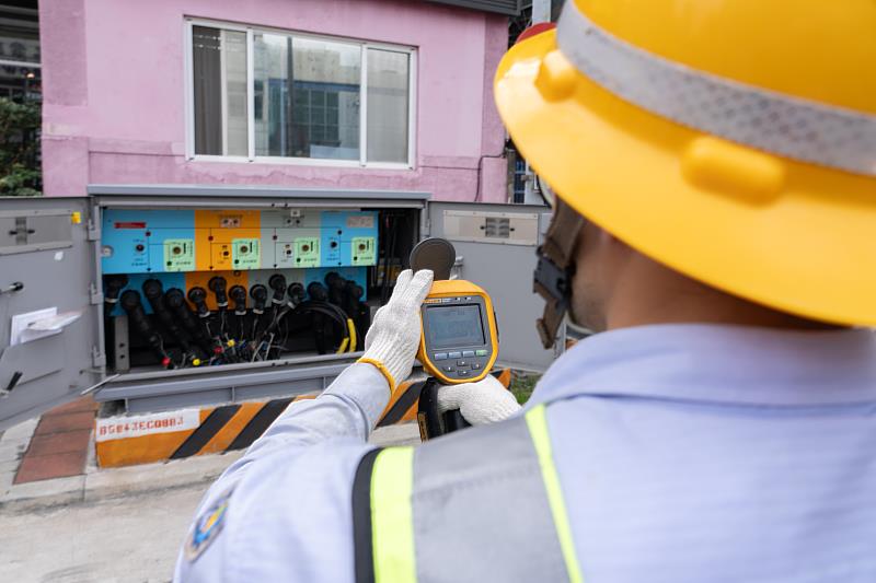 台電近年持續推動「智慧巡檢」，採用紅外線熱影像及極低頻電纜檢測，初估去年共為63.6萬處變電箱及410萬公尺電纜進行健檢，找出並提前汰換具潛在故障風險設備，以「事前預防」取代「事發搶修」。