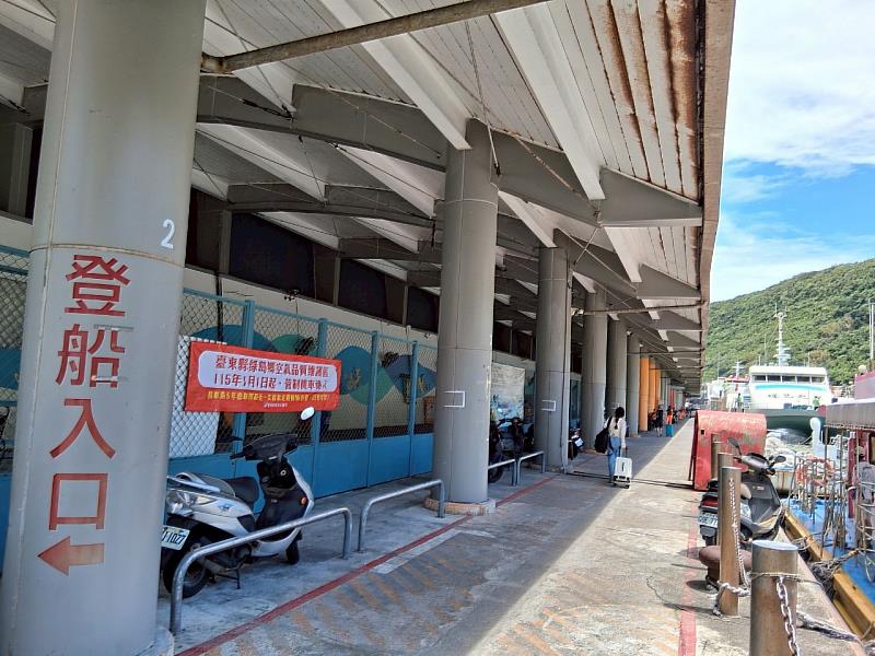 臺東首座離島空氣品質維護區 綠島鄉自115年起禁止未定檢機車入境 違者將受罰