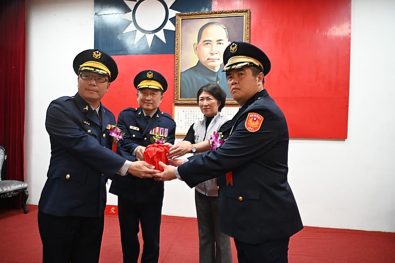 臺東縣警察局辦理臺東分局及大武分局卸、新任分局長聯合交接布達典禮 饒縣長期勉共同守護臺東治安交通