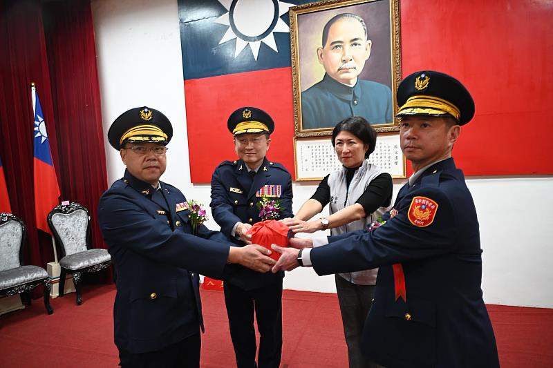 臺東縣警察局辦理臺東分局及大武分局卸、新任分局長聯合交接布達典禮 饒縣長期勉共同守護臺東治安交通
