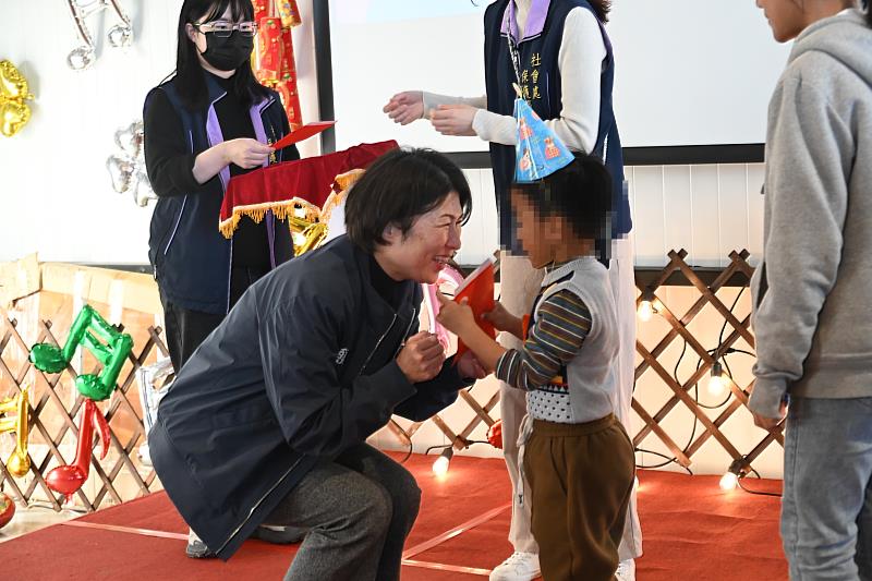 饒慶鈴縣長媽咪與監護兒少共度歲末派對