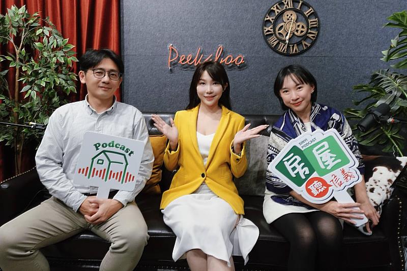 2026信義居家認證合作廠商淘家舖、專業軟裝師Amy(中)說明2026年的居家佈置新趨勢是軟裝。