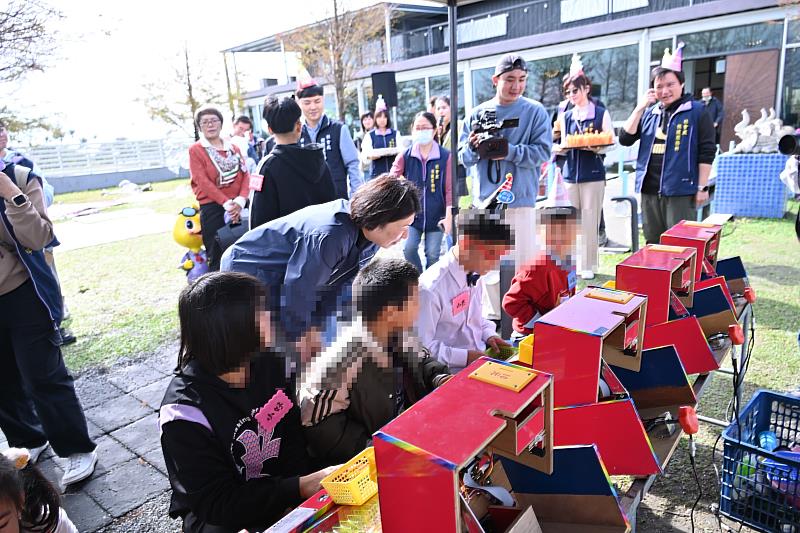 饒慶鈴縣長媽咪與監護兒少共度歲末派對