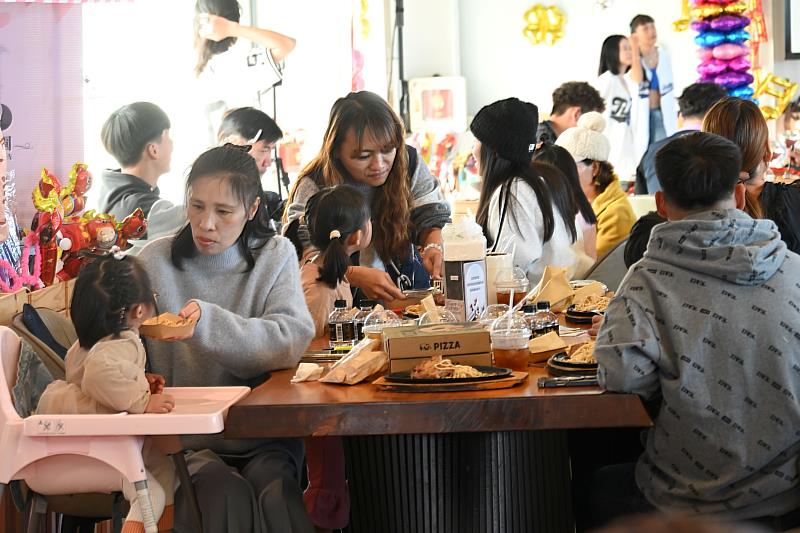 饒慶鈴縣長媽咪與監護兒少共度歲末派對