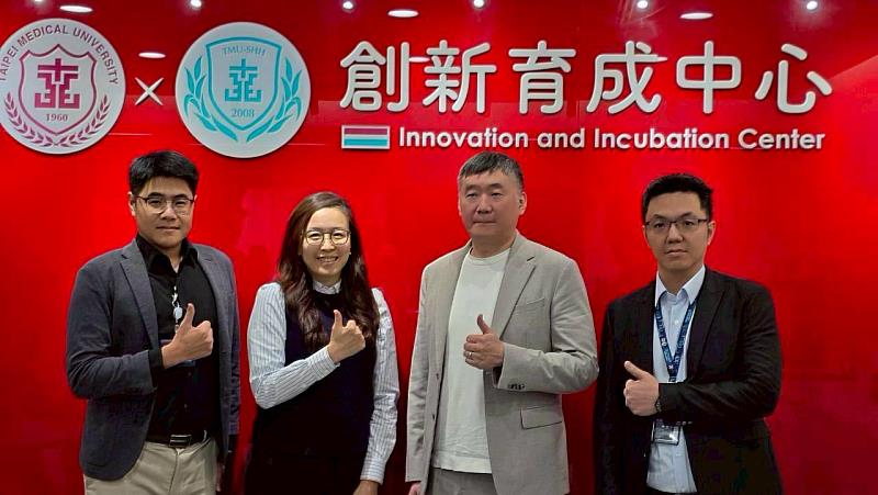 一曜再生董事長李冠緯(右2)表示,透過與北醫產學合作,積極布局外泌體市場。圖/一曜再生提供