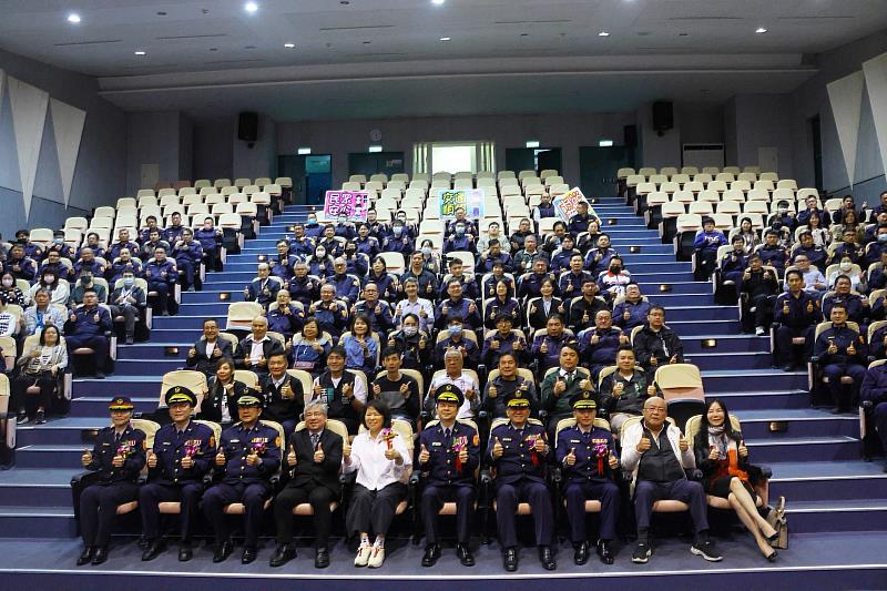 黃敏惠市長與警察同仁合影。