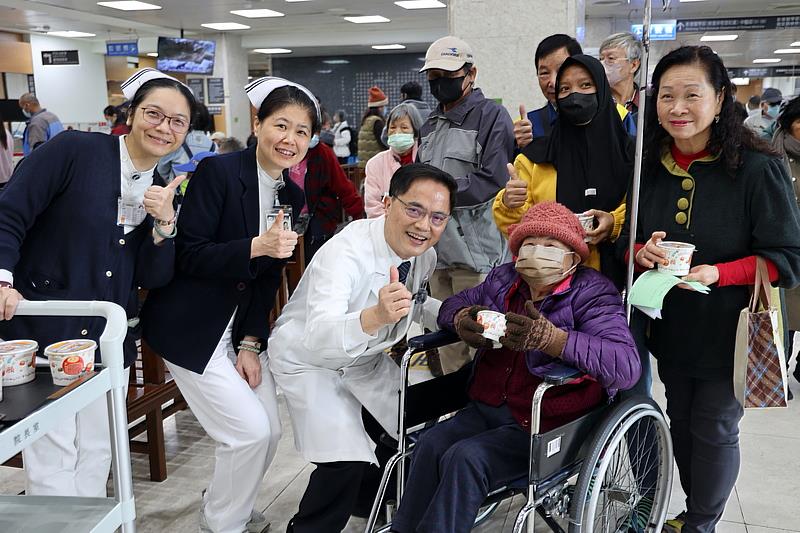 花蓮慈院院長林欣榮將熱騰騰的臘八粥送到民眾手中，與大家分享佛陀成道的故事，也祝福民眾新的一年身體健康、事事順心。左1為護理部督導彭淑敏，左2為護理部副主任王琬詳。