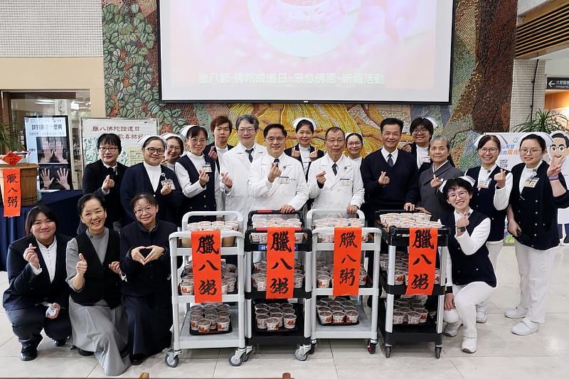 花蓮慈院院長林欣榮（後排左7）、副院長吳彬安（後排右7）、陳星助（後排右5）、張宇勳（後排左6）與人文室、護理部團隊親手將熱騰騰的臘八粥送到民眾手中，與大家分享佛陀成道的喜悅。