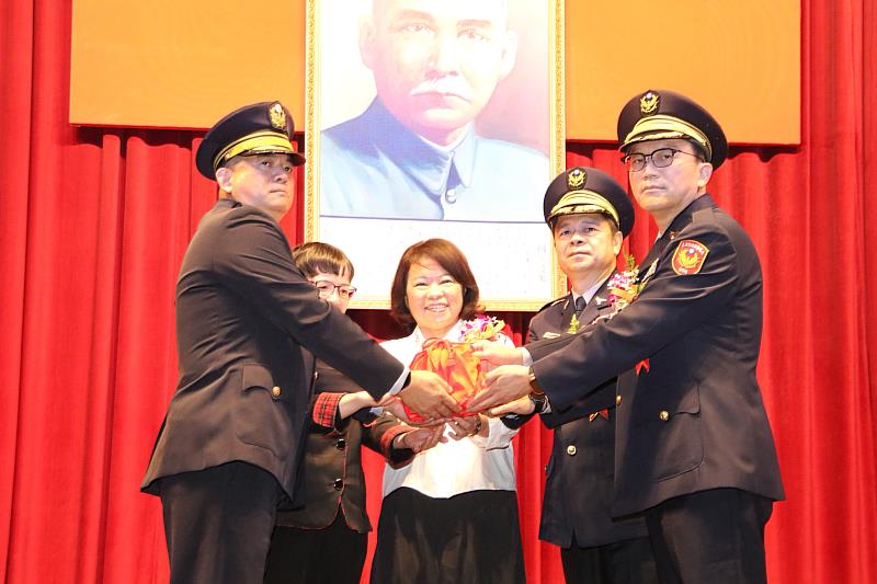 黃敏惠市長主持印信交接典禮。（右1為第一分局長閻百川）