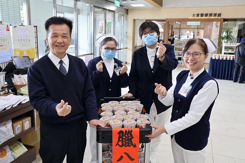 今年是陳星助副院長（左1）第一次與大家一起慶祝佛陀成道日，他貼心地將暖呼呼的臘八粥遞到民眾手中，與大家分享佛陀成道的喜悅。右1為護理部副主任葉秀真，右2為護理部督導周英芳，左2為護理部教學護理長江如萍。