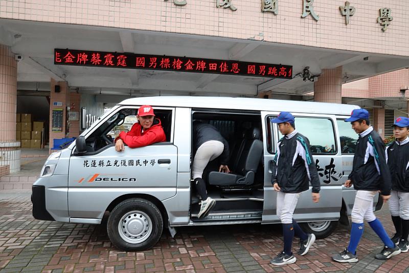 全新棒球交通車正式啟用,光復國中小球員們笑著上車。(圖/頂新和德文教基金會提供)
